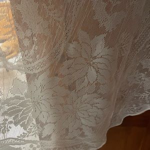 Oblong lace table covering